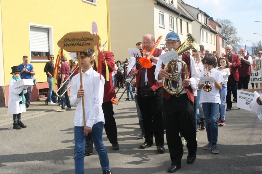 Die Musikvereinigung marschiert an (Foto: Hannelore Schäfer)